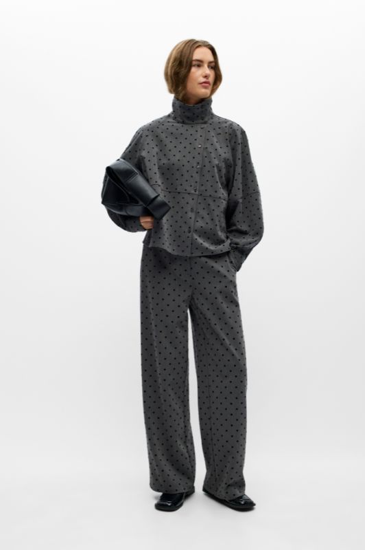 Object Maxine I Grå skjortejakke med sorte prikker