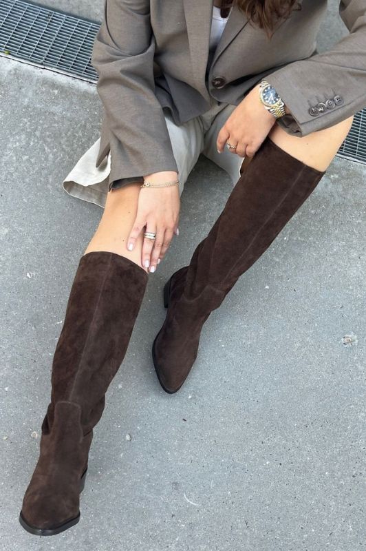 Copenhagen Shoes The Note Boot I Høj ruskindsstøvle i mørkebrun