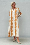 Gaspar Athen jaquard kaftan | Creme med guldmønster I Dresslab