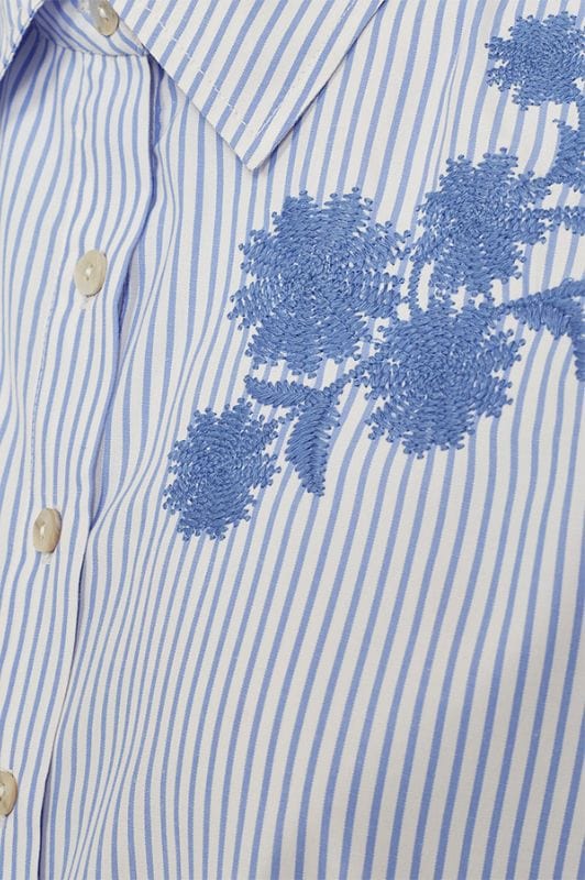 Freequent Evalina I Lyseblå stribet skjorte med broderi I Dresslab