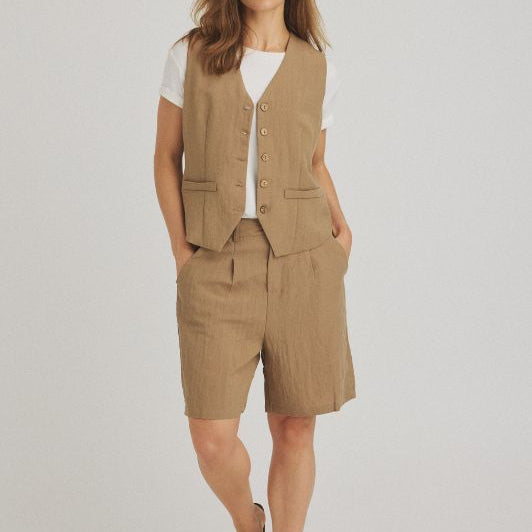Luxzuz Alexandra shorts | Sandfarvede shorts med læg og lommer