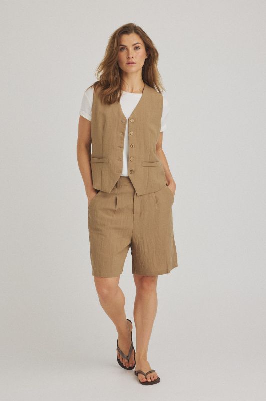Luxzuz Alexandra shorts | Sandfarvede shorts med læg og lommer