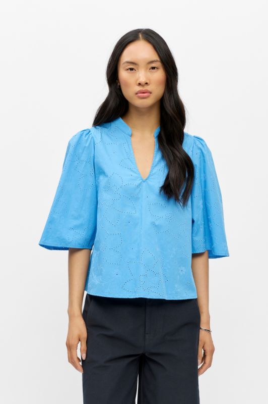 Object Helia I Broderie anglaise top i smuk blå I Dresslab