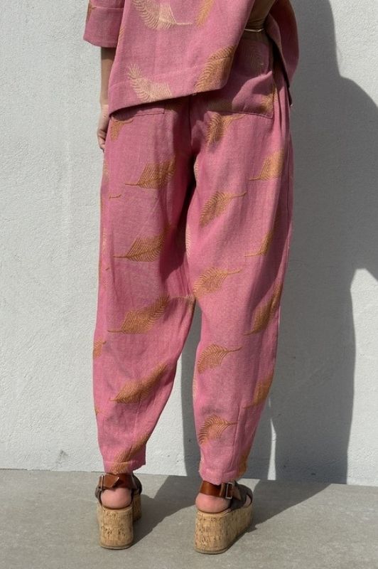 Gaspar Colorado pant | Jacquard buks i pink med fjerlook I Dresslab