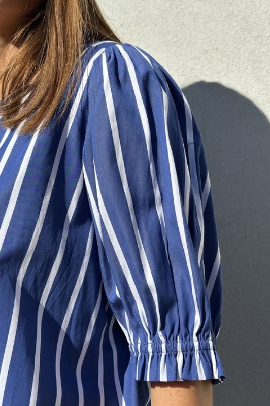 Gaspar Tunø SS print bluse I Blå strib  I Dresslab