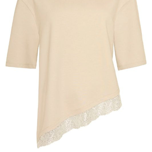 Ofelia Livia t-shirt | Asymmetrisk sand tee med blondekant