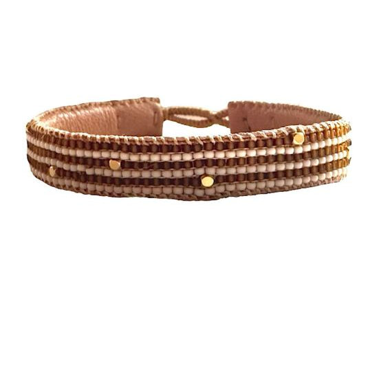 Ibu jewels armbånd I The bar I Stribet perlearmbånd i brun I Dresslab