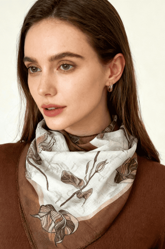 Atelier Paris I Fint tørklæde med blomsterprint i brun I Dresslab