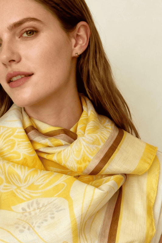 Atelier Paris I Tørklæde med stort blomsterprint i gul I Dresslab