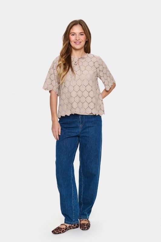 Saint Tropez Zoya | Broderie anglaise bluse i lattefarve