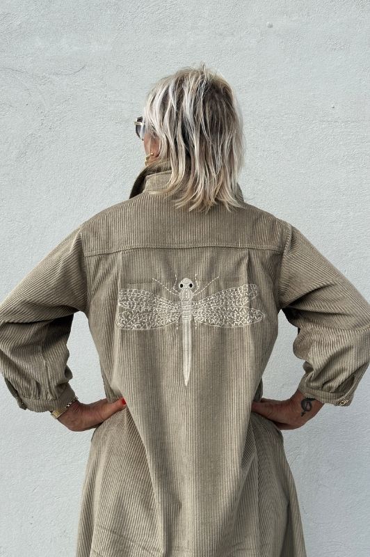PRE ORDER Gaspar Nice fløjlskjole i sand
