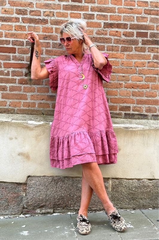 Gaspar Jada dress | Flot broderie anglaise i rose pepper