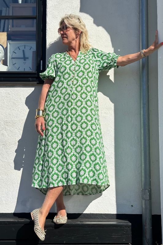Gaspar Tunø print dress | Grønt ornament print i viskose I Dresslab