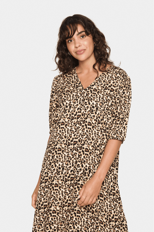 Saint Tropez Gazel Long I Leopard kjole med v-hals