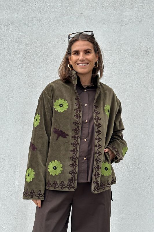 Utah short velvet jacket I  Velourjakke med broderi i olivengrøn