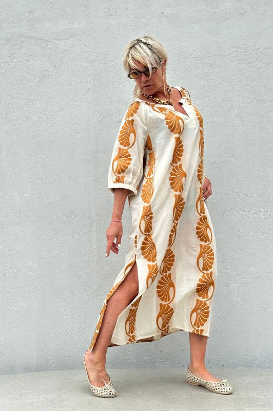 Gaspar Athen jaquard kaftan | Creme med guldmønster I Dresslab