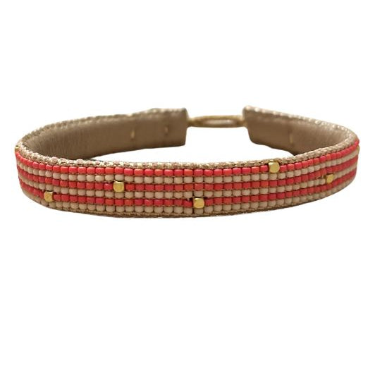 Ibu jewels armbånd I The bar I Stribet perlearmbånd i koral I Dresslab