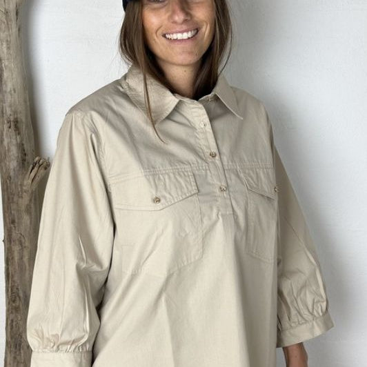 Gaspar Oslo shirt I Cool bluse med lommer og broderi i sand