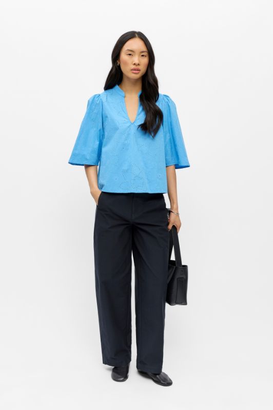 Object Helia I Broderie anglaise top i smuk blå I Dresslab