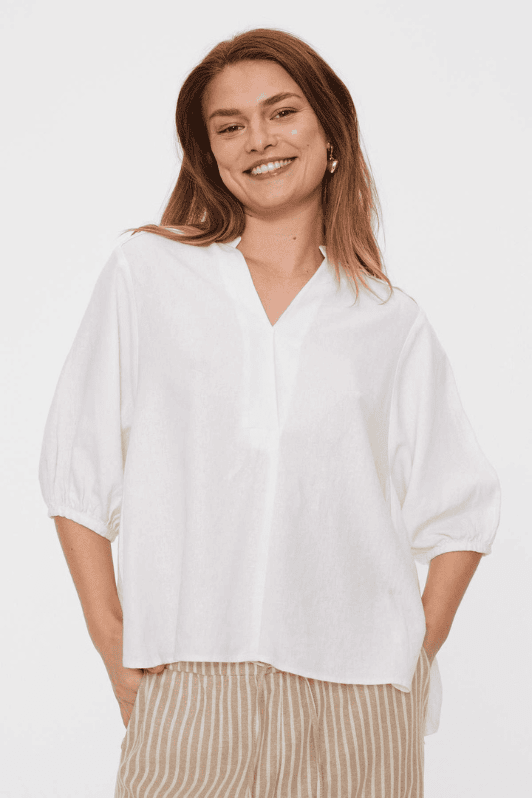 Freequent Lava shirt | Feminin hørbluse i hvid I Dresslab