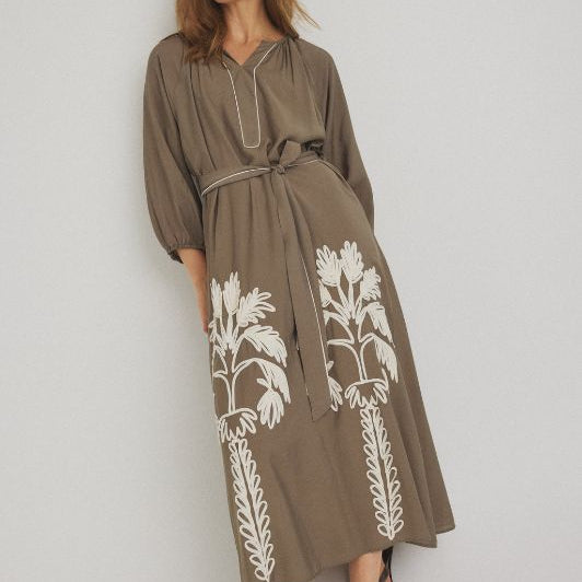 Luxzuz Varinka dress | Viskosekjole med broderi army I Dresslab