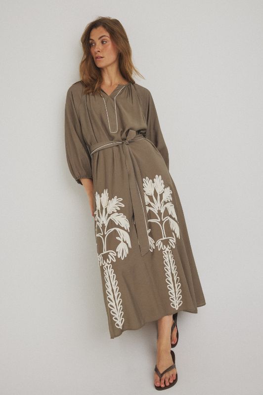 Luxzuz Varinka dress | Viskosekjole med broderi army I Dresslab