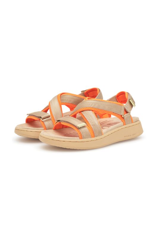 Woden Line cross sandal | fleksibel sandal i sand I Dresslab
