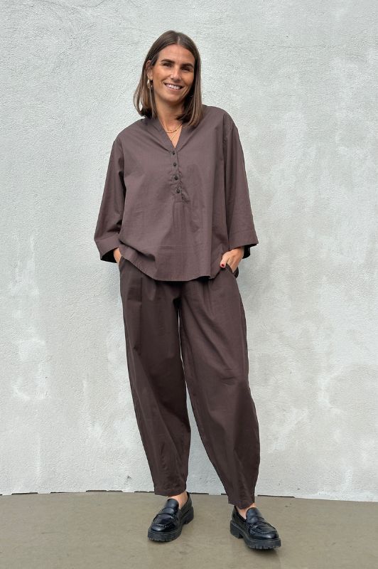 Gaspar Mumbai  I Cool poplin bluse i mørkebrun I Dresslab