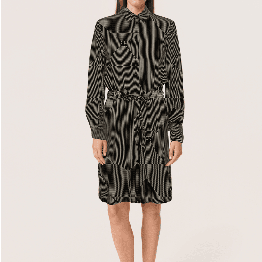 Soaked in Luxury I Molly kjole i sort hvidt monogram print