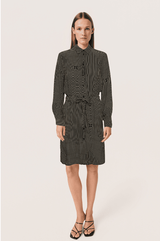 Soaked in Luxury I Molly kjole i sort hvidt monogram print