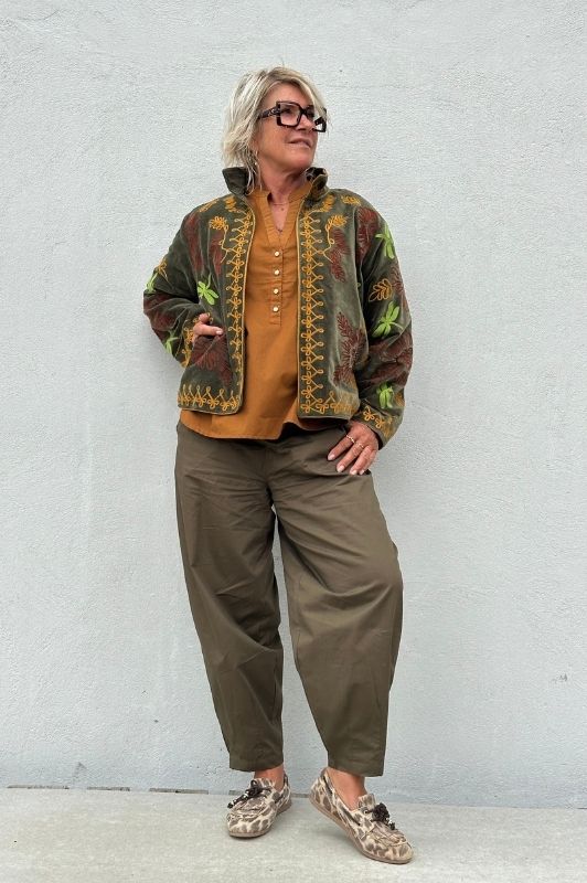 PRE ORDER Utah short velvet jacket I  Velourjakke med broderi i olivengrøn