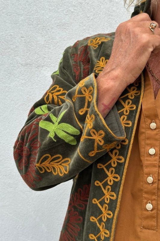 PRE ORDER Utah short velvet jacket I  Velourjakke med broderi i olivengrøn