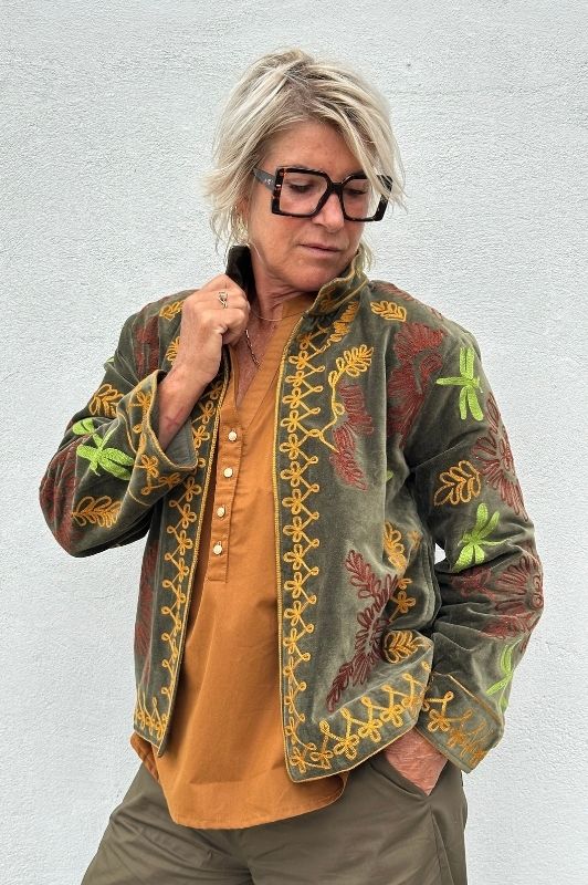 PRE ORDER Utah short velvet jacket I  Velourjakke med broderi i olivengrøn