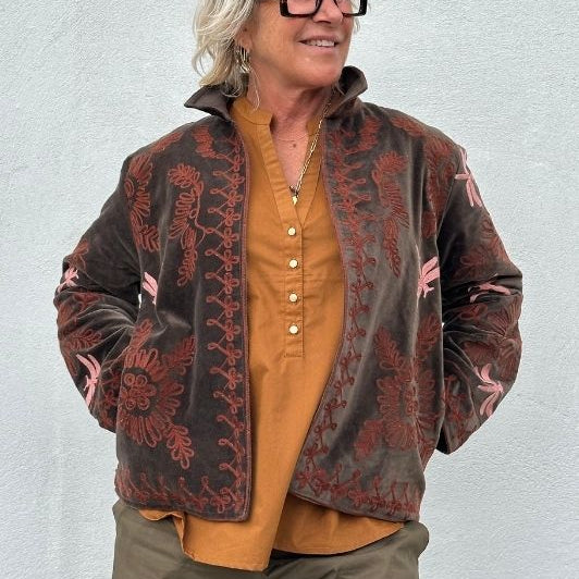 PRE ORDER Utah short velvet jacket I  Velourjakke med broderi i mørkebrun