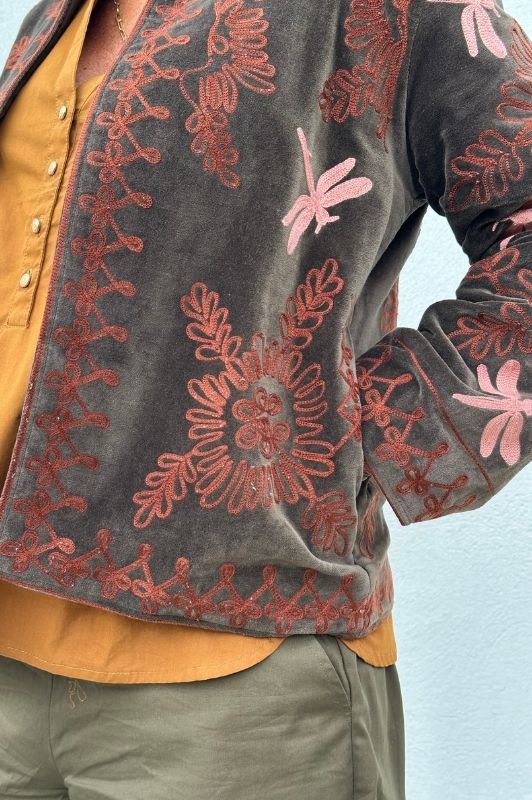 PRE ORDER Utah short velvet jacket I  Velourjakke med broderi i mørkebrun