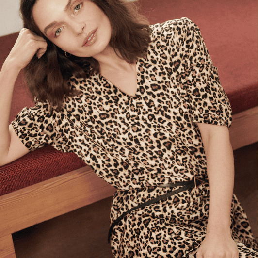 Saint Tropez Gazel Long I Leopard kjole med v-hals