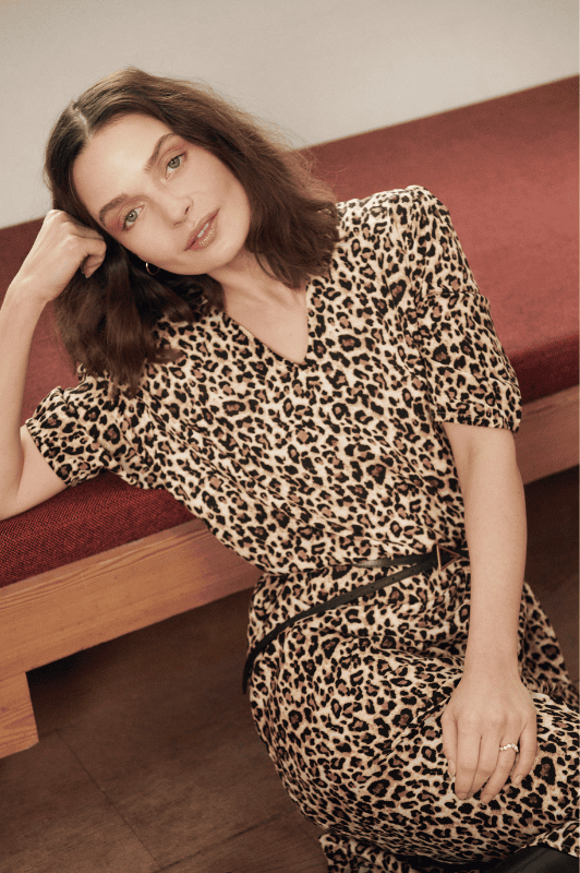 Saint Tropez Gazel Long I Leopard kjole med v-hals