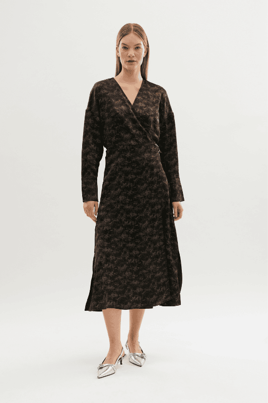 Karen By Simonsen Sora Dress | Slå om sort kjole med brunt mønster