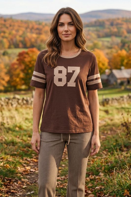 Ofelia Gamma t-shirt | Chokoladefarvet tee med nummer broderi