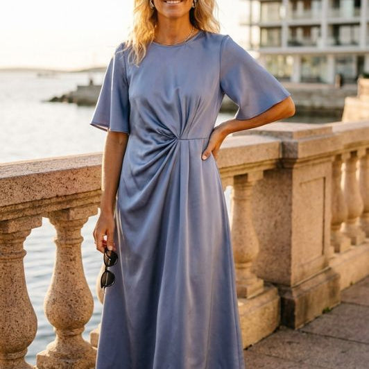Prepair Nora dress | Støvet blå festkjole i satin I Dresslab