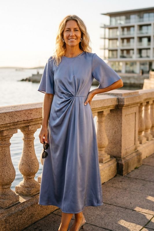 Prepair Nora dress | Støvet blå festkjole i satin I Dresslab