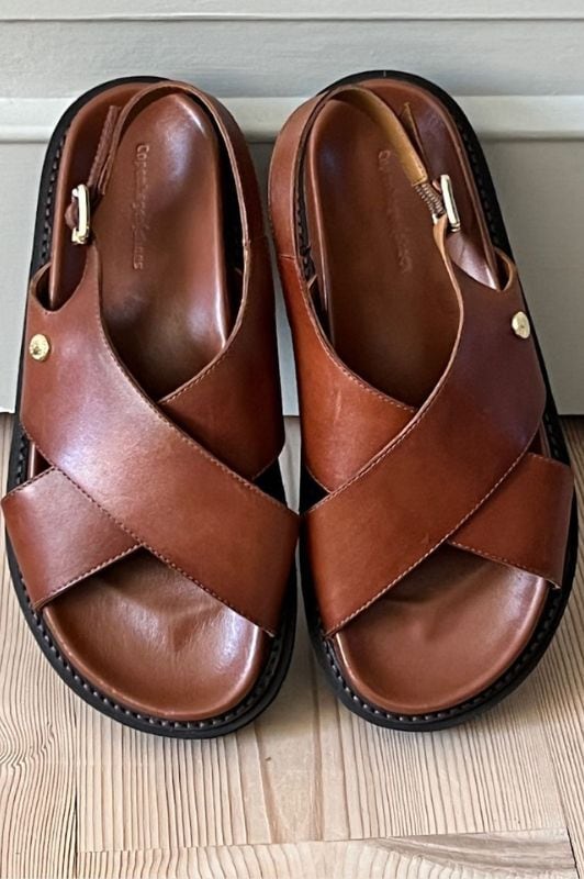 Copenhagen Shoes Summertime I Cognac cross-over sandal I Dresslab