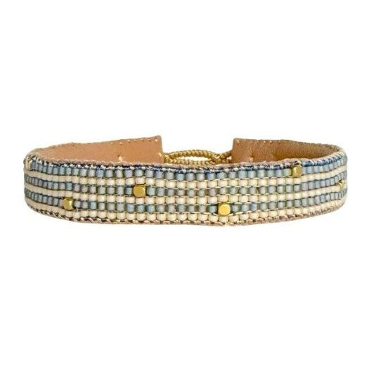 Ibu jewels armbånd I The bar I Stribet perlearmbånd i babyblå I Dresslab