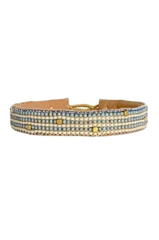 Ibu jewels armbånd I The bar I Stribet perlearmbånd i babyblå I Dresslab