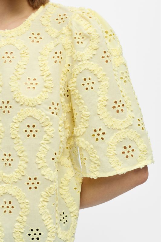 Object Laily broderie anglaise top i gul I Dresslab