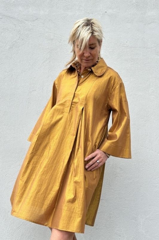 Gaspar Bombay dress | Festkjole i cognac guldlook I Dresslab