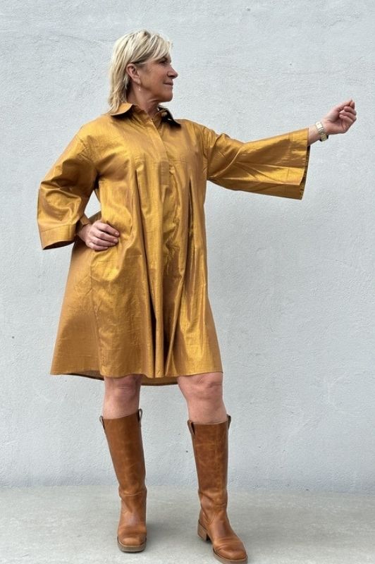 PRE ORDER Gaspar Bombay dress | Festkjole i cognac guldlook I Dresslab
