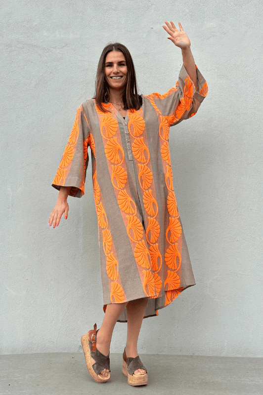 Gaspar Mumbai jaquard dress | Flot kjole i sand og orange I Dresslab