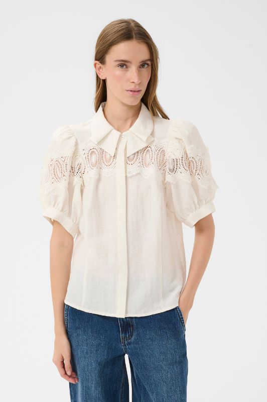 Karen by Simonsen Urith Frosty bluse | Top med blondebort I Dresslab