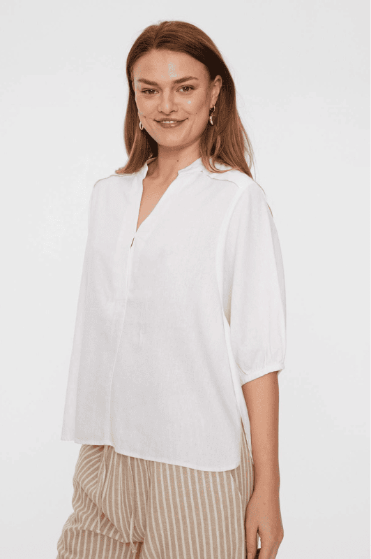Freequent Lava shirt | Feminin hørbluse i hvid I Dresslab